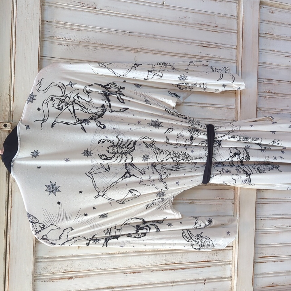 Soma, Cool Nights, Heavenly Zodiac Kimono Style Robe. Size, Small/Medium - Picture 2 of 8